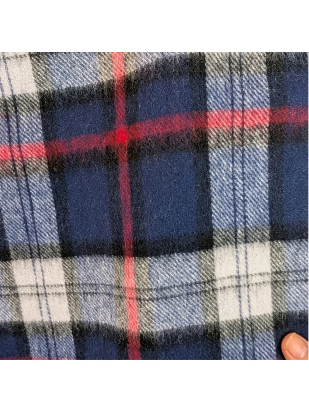 Ballantrae Blue and White Tartan Wool Scarf In EUC 100% lambswool 63